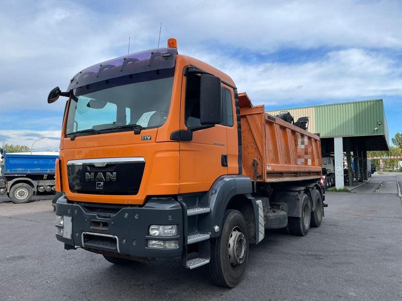 MAN TGS 26.360 Tipper + Crane Jonsered J 1090 - Kiper, Kamion s kranom: slika MAN TGS 26.360 Tipper + Crane Jonsered J 1090 - Kiper, Kamion s kranom MAN TGS 26.360 Tipper + Crane Jonsered J 1090 - Kiper, Kamion s kranom: slika MAN TGS 26.360 Tipper + Crane Jonsered J 1090 - Kiper, Kamion s kranom