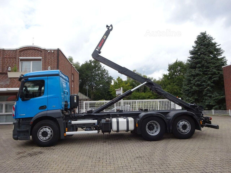 Kamion s kukastom dizalicom Mercedes-Benz Antos 2533 - Hook lift truck 6x2: slika Kamion s kukastom dizalicom Mercedes-Benz Antos 2533 - Hook lift truck 6x2