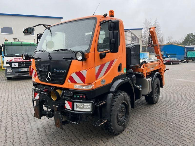 Mercedes-Benz Unimog U 20 4x4 Skip loader - Utovarivač s proklizavajućim upravljanjem: slika Mercedes-Benz Unimog U 20 4x4 Skip loader - Utovarivač s proklizavajućim upravljanjem Mercedes-Benz Unimog U 20 4x4 Skip loader - Utovarivač s proklizavajućim upravljanjem: slika Mercedes-Benz Unimog U 20 4x4 Skip loader - Utovarivač s proklizavajućim upravljanjem