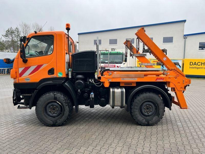 Mercedes-Benz Unimog U 20 4x4 Skip loader - Utovarivač s proklizavajućim upravljanjem: slika Mercedes-Benz Unimog U 20 4x4 Skip loader - Utovarivač s proklizavajućim upravljanjem Mercedes-Benz Unimog U 20 4x4 Skip loader - Utovarivač s proklizavajućim upravljanjem: slika Mercedes-Benz Unimog U 20 4x4 Skip loader - Utovarivač s proklizavajućim upravljanjem