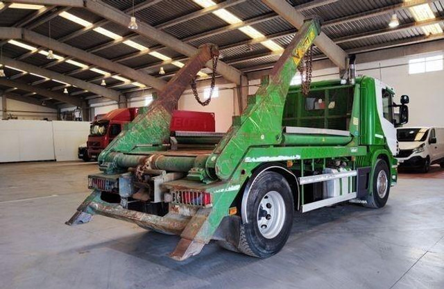 Scania P360 - Utovarivač s proklizavajućim upravljanjem: slika Scania P360 - Utovarivač s proklizavajućim upravljanjem Scania P360 - Utovarivač s proklizavajućim upravljanjem: slika Scania P360 - Utovarivač s proklizavajućim upravljanjem