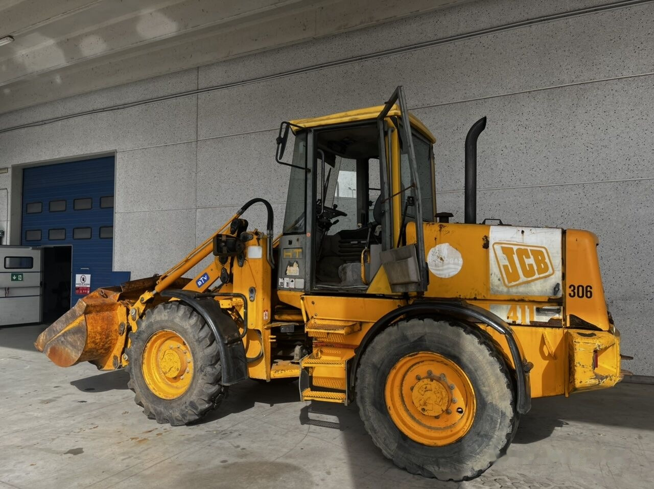 JCB 411 - Utovarivač na kotačima: slika JCB 411 - Utovarivač na kotačima JCB 411 - Utovarivač na kotačima: slika JCB 411 - Utovarivač na kotačima