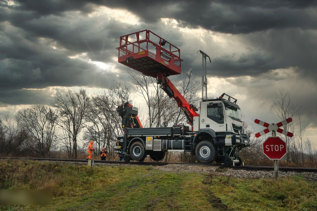 Zakup Iveco TRAKER 4x4 RAIL ROAD PALFINGER SCHIENEN TWO WAY  Iveco TRAKER 4x4 RAIL ROAD PALFINGER SCHIENEN TWO WAY: slika Zakup Iveco TRAKER 4x4 RAIL ROAD PALFINGER SCHIENEN TWO WAY  Iveco TRAKER 4x4 RAIL ROAD PALFINGER SCHIENEN TWO WAY