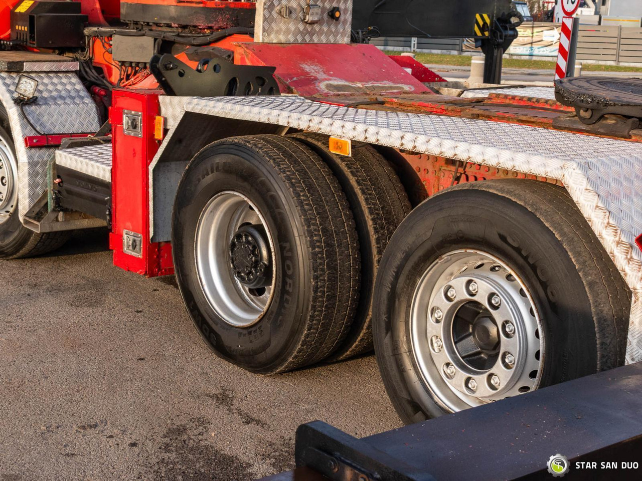 Kamion s kranom : slika Kamion s kranom