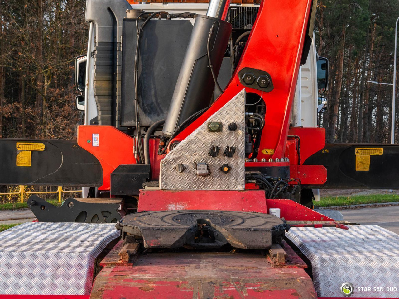 Kamion s kranom : slika Kamion s kranom