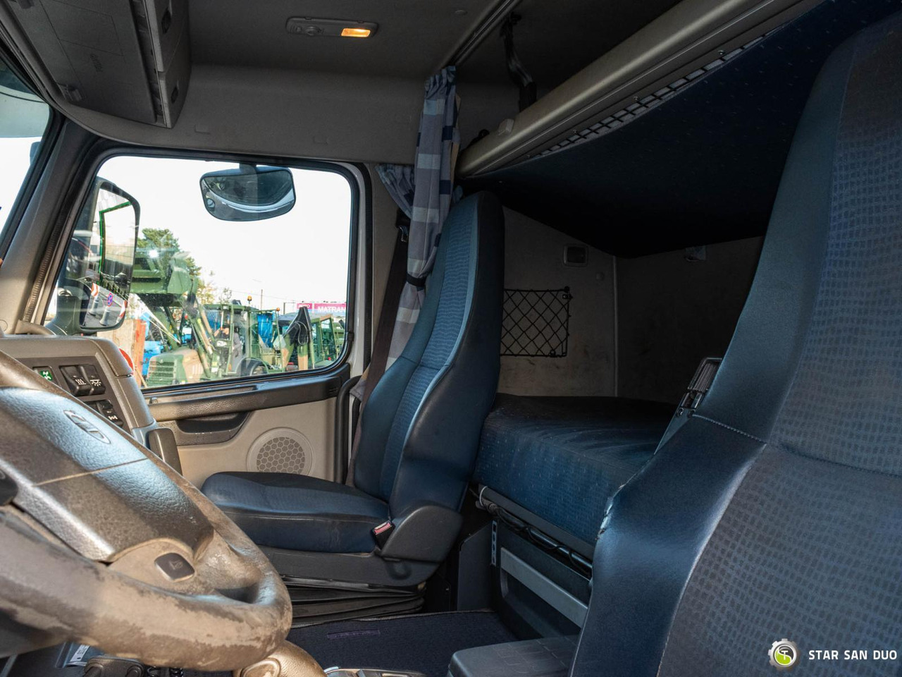 Kamion s kranom : slika Kamion s kranom