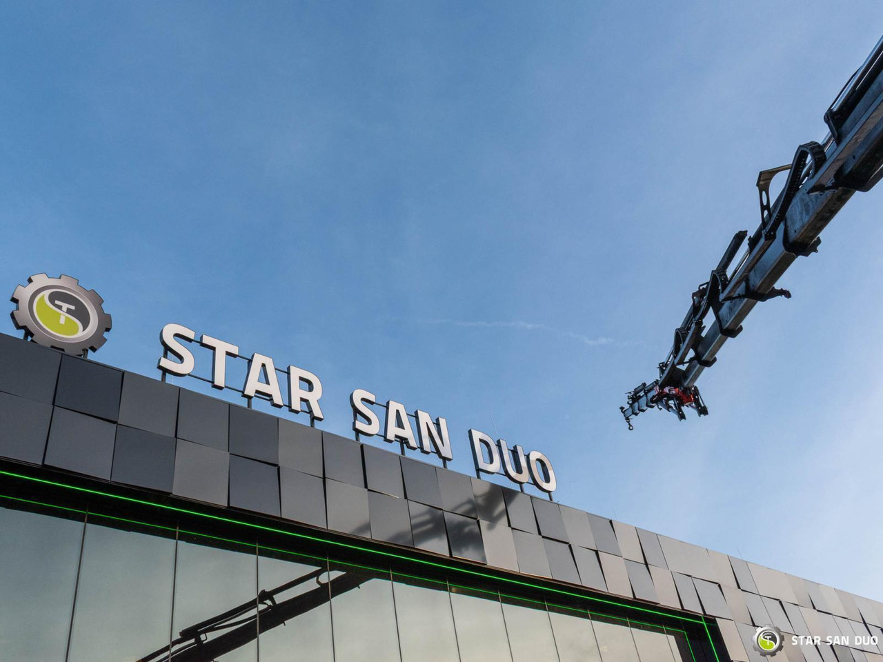 Kamion s kranom : slika Kamion s kranom