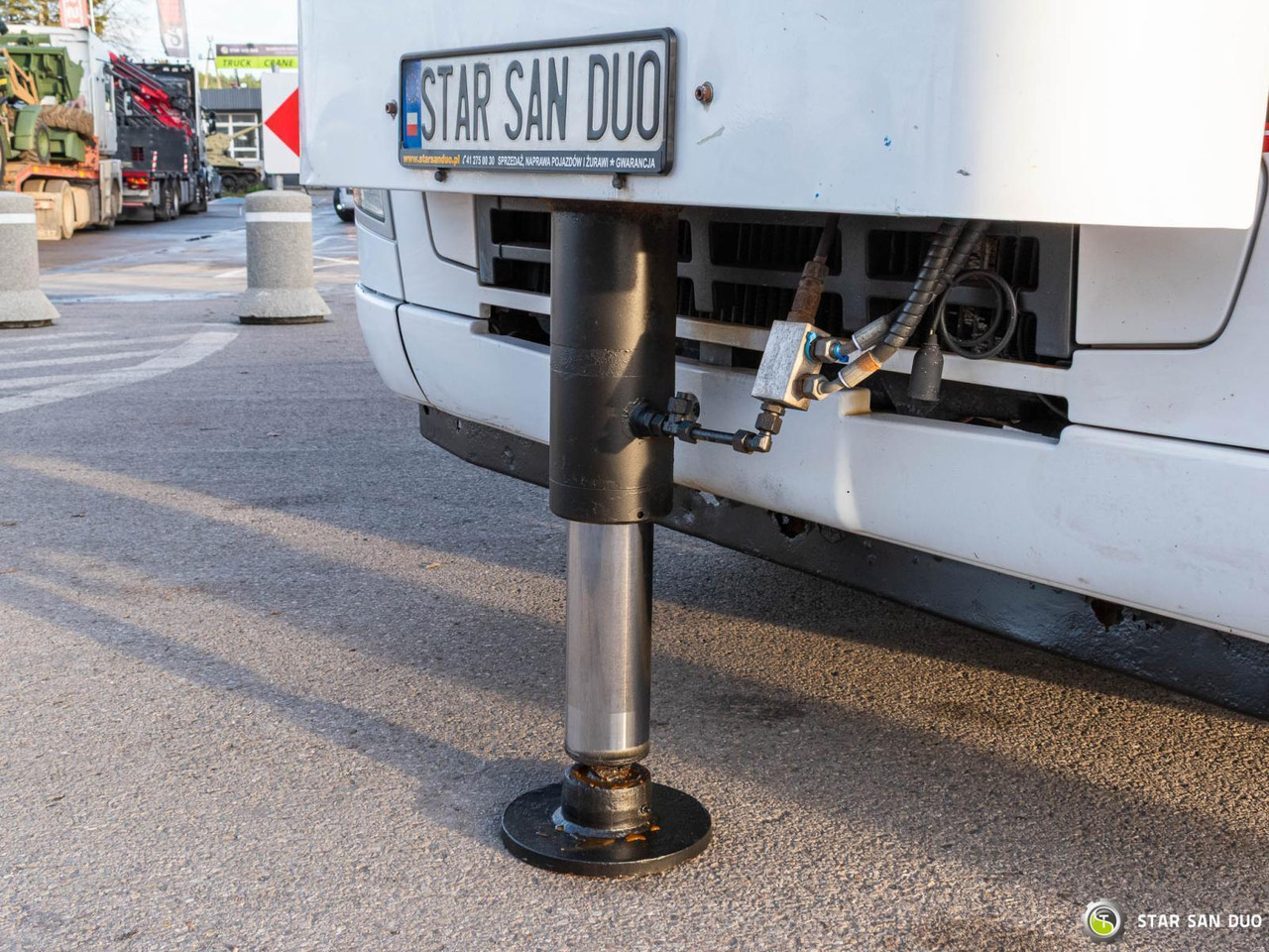 Kamion s kranom : slika Kamion s kranom