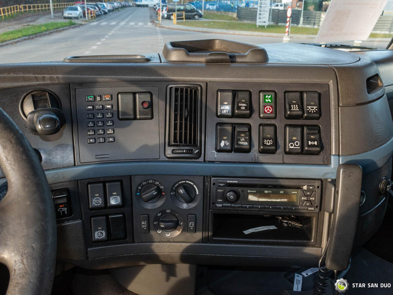 Kamion s kranom : slika Kamion s kranom