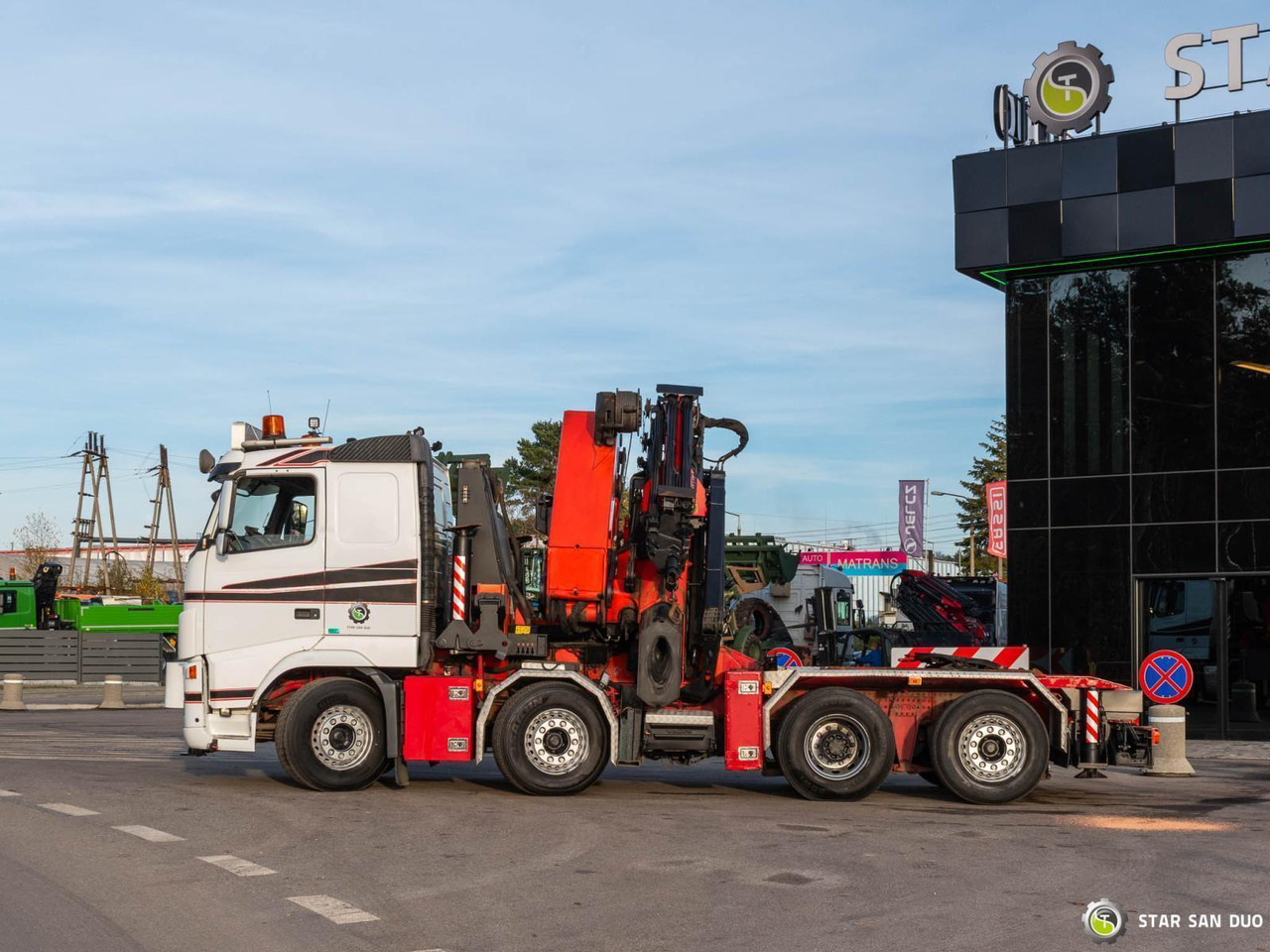 Kamion s kranom : slika Kamion s kranom