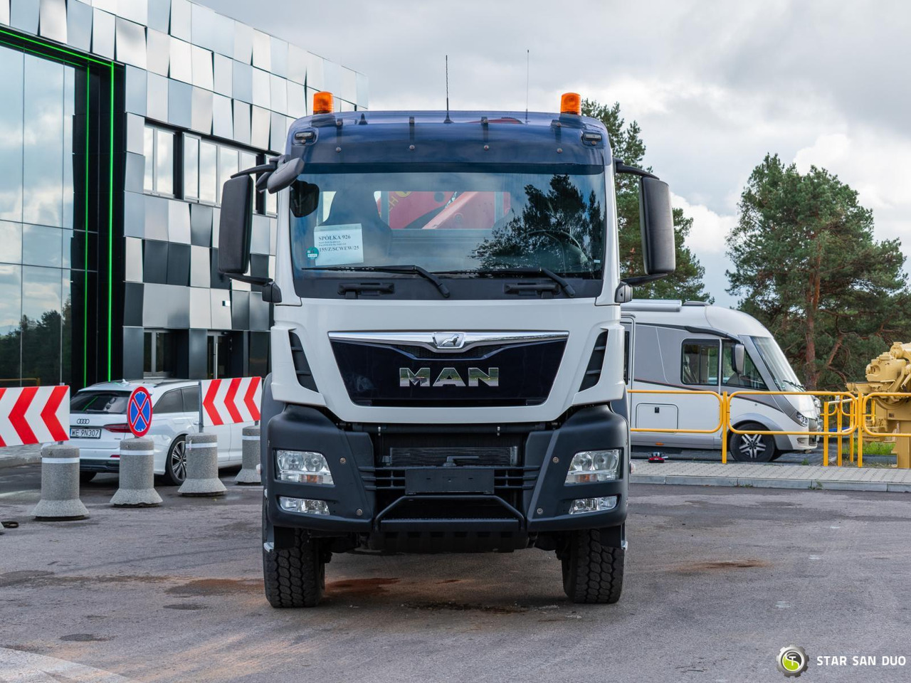 Kamion s kranom : slika Kamion s kranom
