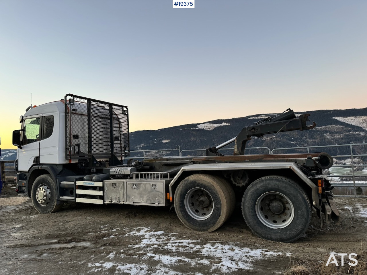 Scania P124 - Kamion s kukastom dizalicom: slika Scania P124 - Kamion s kukastom dizalicom Scania P124 - Kamion s kukastom dizalicom: slika Scania P124 - Kamion s kukastom dizalicom