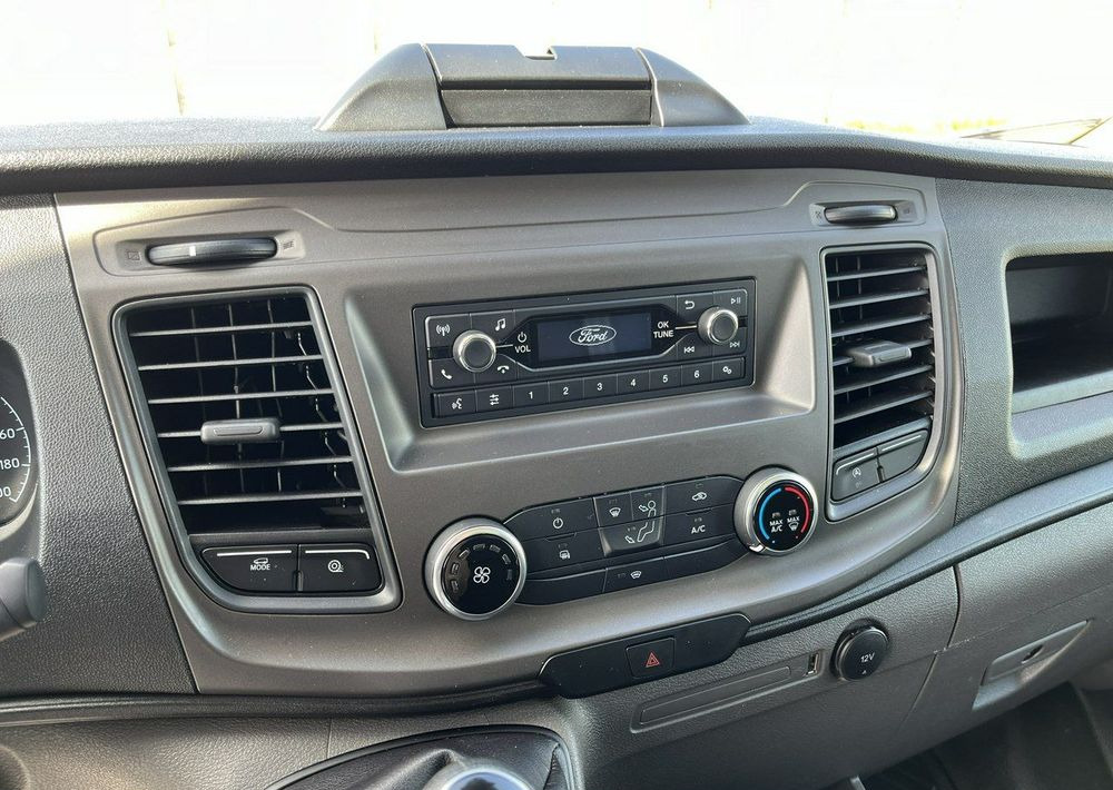 Dostavno vozilo sa zatvorenim sandukom Ford Transit: slika Dostavno vozilo sa zatvorenim sandukom Ford Transit
