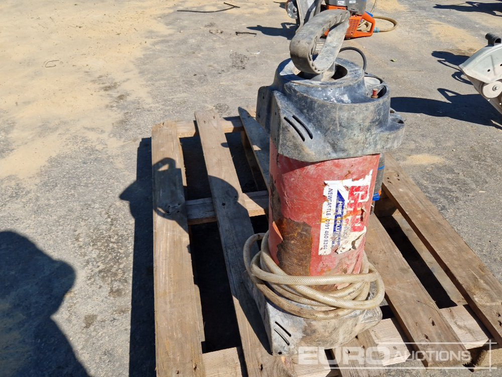 Husqvarna K770 Handheld Quickcut Saw with Water Sprayer - Stroj za asfaltiranje: slika Husqvarna K770 Handheld Quickcut Saw with Water Sprayer - Stroj za asfaltiranje Husqvarna K770 Handheld Quickcut Saw with Water Sprayer - Stroj za asfaltiranje: slika Husqvarna K770 Handheld Quickcut Saw with Water Sprayer - Stroj za asfaltiranje