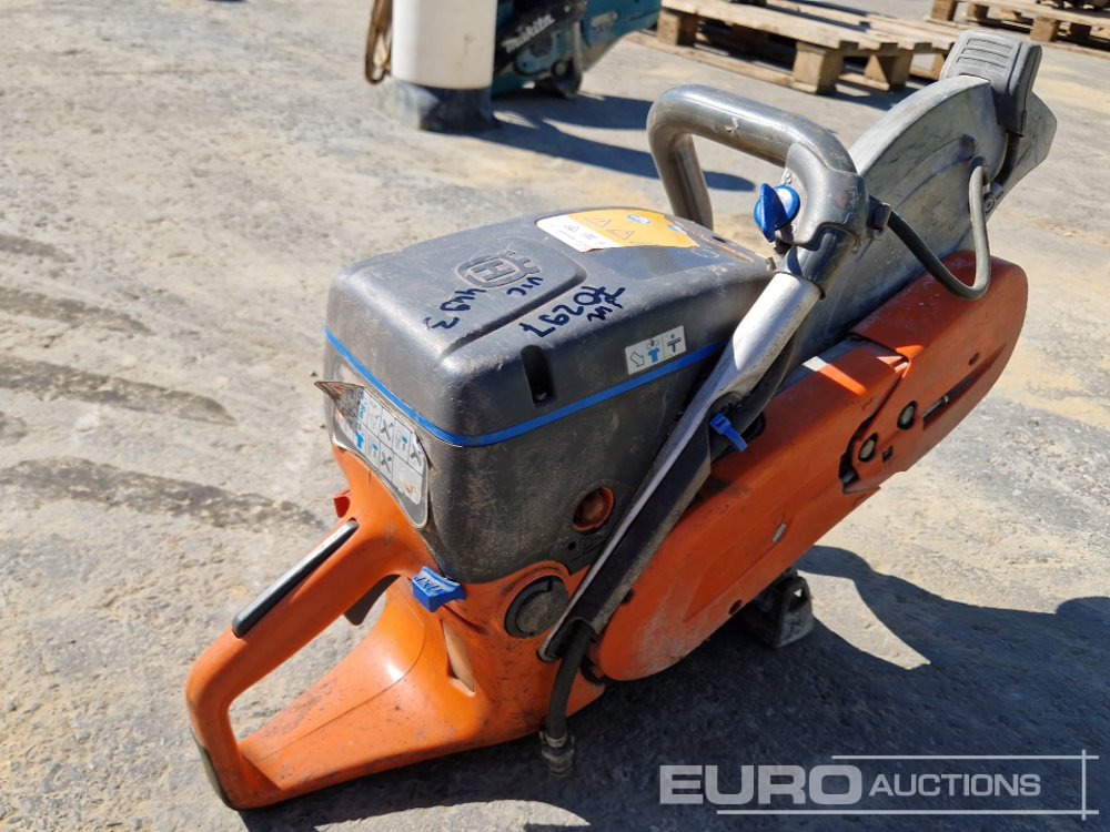 Husqvarna K770 Handheld Quickcut Saw with Water Sprayer - Stroj za asfaltiranje: slika Husqvarna K770 Handheld Quickcut Saw with Water Sprayer - Stroj za asfaltiranje Husqvarna K770 Handheld Quickcut Saw with Water Sprayer - Stroj za asfaltiranje: slika Husqvarna K770 Handheld Quickcut Saw with Water Sprayer - Stroj za asfaltiranje