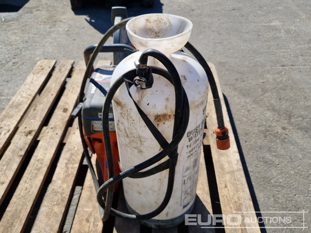 Husqvarna K770 Handheld Quickcut Saw with Water Sprayer - Stroj za asfaltiranje: slika Husqvarna K770 Handheld Quickcut Saw with Water Sprayer - Stroj za asfaltiranje Husqvarna K770 Handheld Quickcut Saw with Water Sprayer - Stroj za asfaltiranje: slika Husqvarna K770 Handheld Quickcut Saw with Water Sprayer - Stroj za asfaltiranje