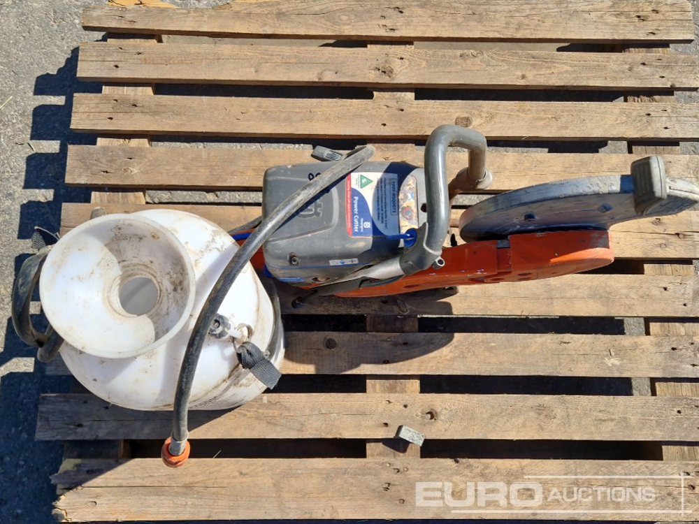 Husqvarna K770 Handheld Quickcut Saw with Water Sprayer - Stroj za asfaltiranje: slika Husqvarna K770 Handheld Quickcut Saw with Water Sprayer - Stroj za asfaltiranje Husqvarna K770 Handheld Quickcut Saw with Water Sprayer - Stroj za asfaltiranje: slika Husqvarna K770 Handheld Quickcut Saw with Water Sprayer - Stroj za asfaltiranje