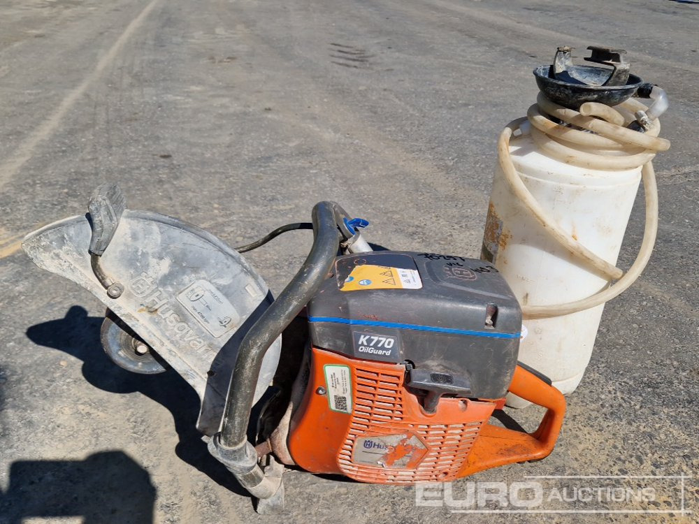 Husqvarna K770 Handheld Quickcut Saw with Water Sprayer - Stroj za asfaltiranje: slika Husqvarna K770 Handheld Quickcut Saw with Water Sprayer - Stroj za asfaltiranje Husqvarna K770 Handheld Quickcut Saw with Water Sprayer - Stroj za asfaltiranje: slika Husqvarna K770 Handheld Quickcut Saw with Water Sprayer - Stroj za asfaltiranje
