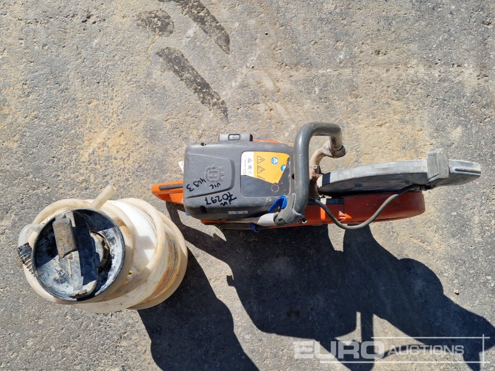 Husqvarna K770 Handheld Quickcut Saw with Water Sprayer - Stroj za asfaltiranje: slika Husqvarna K770 Handheld Quickcut Saw with Water Sprayer - Stroj za asfaltiranje Husqvarna K770 Handheld Quickcut Saw with Water Sprayer - Stroj za asfaltiranje: slika Husqvarna K770 Handheld Quickcut Saw with Water Sprayer - Stroj za asfaltiranje
