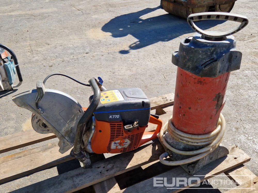 Husqvarna K770 Handheld Quickcut Saw with Water Sprayer - Stroj za asfaltiranje: slika Husqvarna K770 Handheld Quickcut Saw with Water Sprayer - Stroj za asfaltiranje Husqvarna K770 Handheld Quickcut Saw with Water Sprayer - Stroj za asfaltiranje: slika Husqvarna K770 Handheld Quickcut Saw with Water Sprayer - Stroj za asfaltiranje
