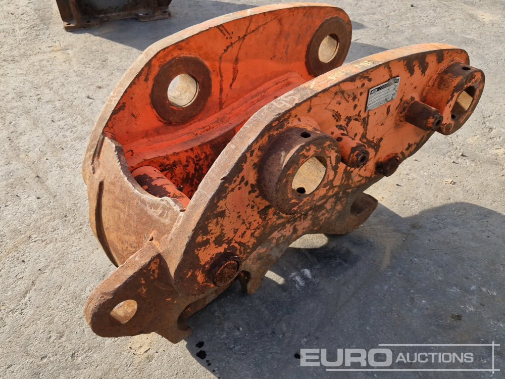 Hydraulic QH Twinlock, Pin 80/80mm, to suit 20-25 Ton Excavator (CAT 320B) - Brza spojka: slika Hydraulic QH Twinlock, Pin 80/80mm, to suit 20-25 Ton Excavator (CAT 320B) - Brza spojka Hydraulic QH Twinlock, Pin 80/80mm, to suit 20-25 Ton Excavator (CAT 320B) - Brza spojka: slika Hydraulic QH Twinlock, Pin 80/80mm, to suit 20-25 Ton Excavator (CAT 320B) - Brza spojka