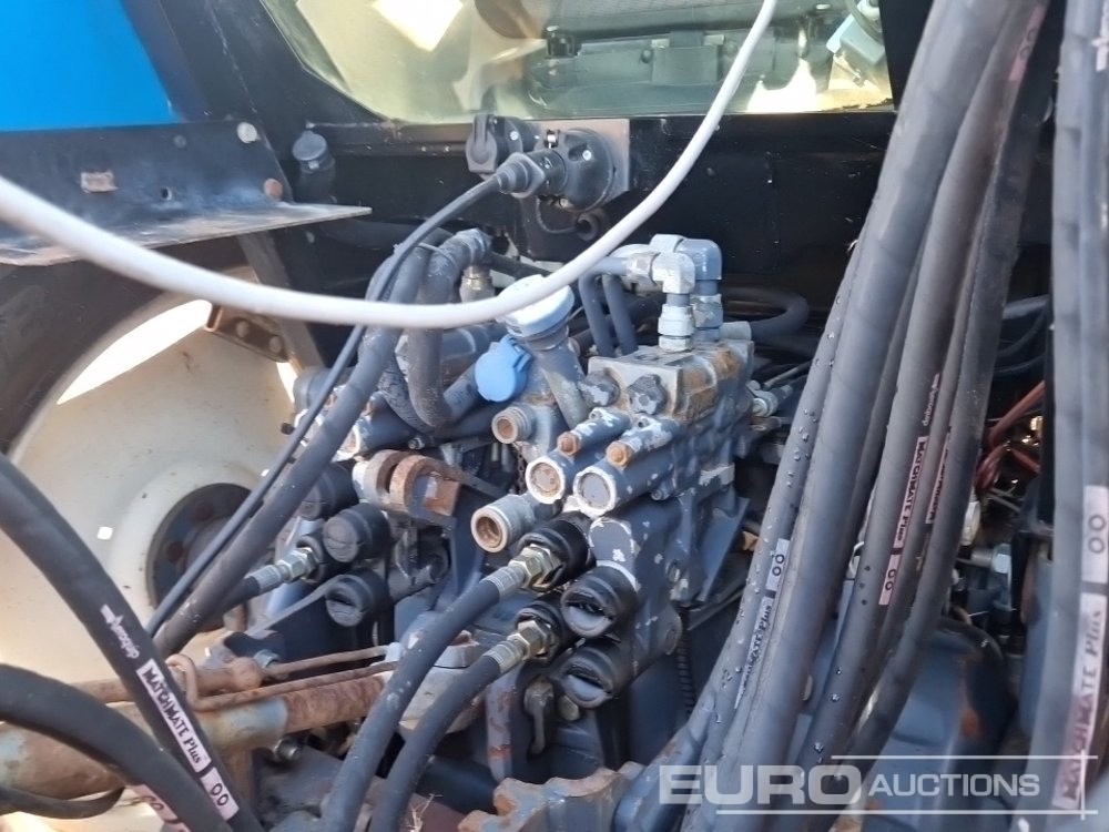 Traktor New Holland TS100: slika Traktor New Holland TS100