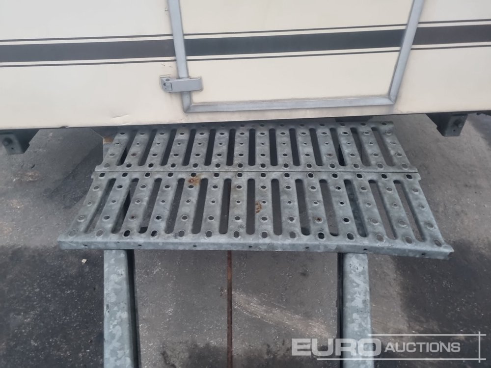Prikolica sa zatvorenim sandukom Twin Axle Market Trailer (No Registration Documents Available): slika Prikolica sa zatvorenim sandukom Twin Axle Market Trailer (No Registration Documents Available)