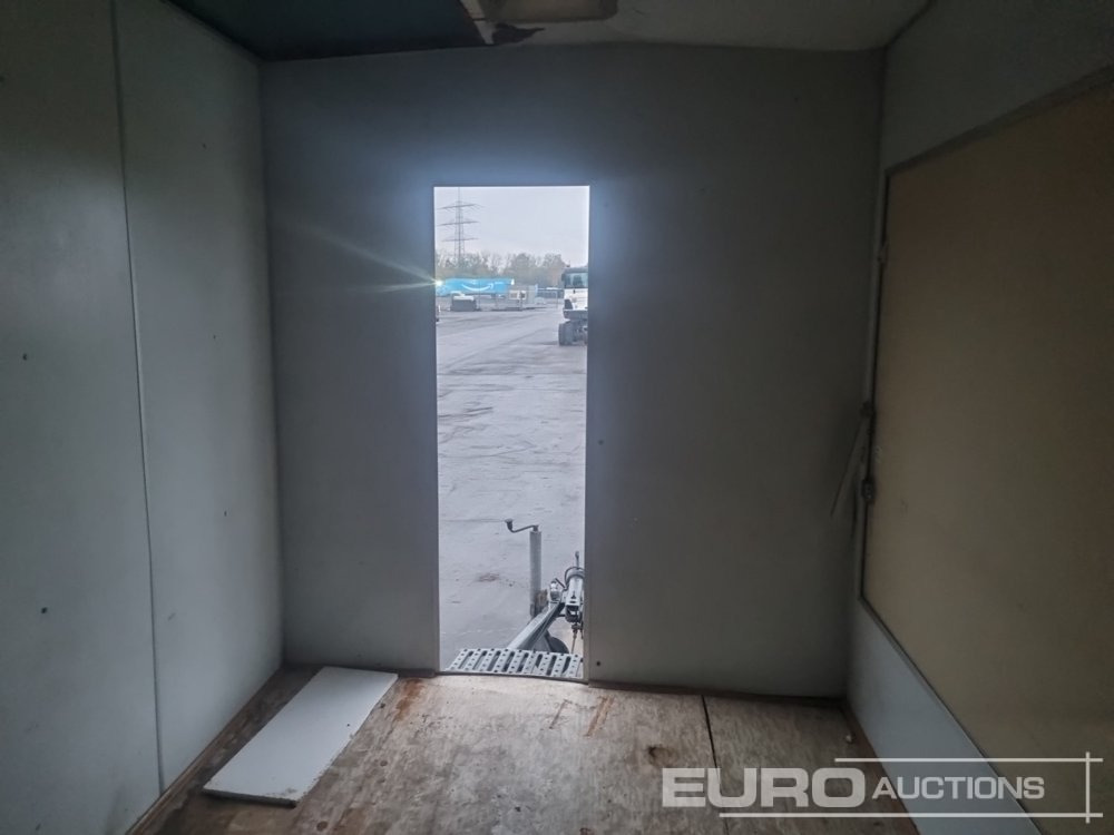 Prikolica sa zatvorenim sandukom Twin Axle Market Trailer (No Registration Documents Available): slika Prikolica sa zatvorenim sandukom Twin Axle Market Trailer (No Registration Documents Available)