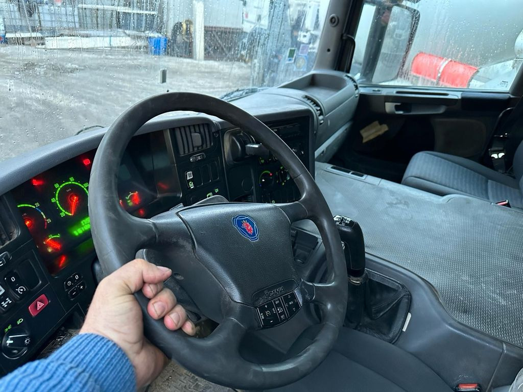 Kiper, Kamion s kranom Scania P380: slika Kiper, Kamion s kranom Scania P380