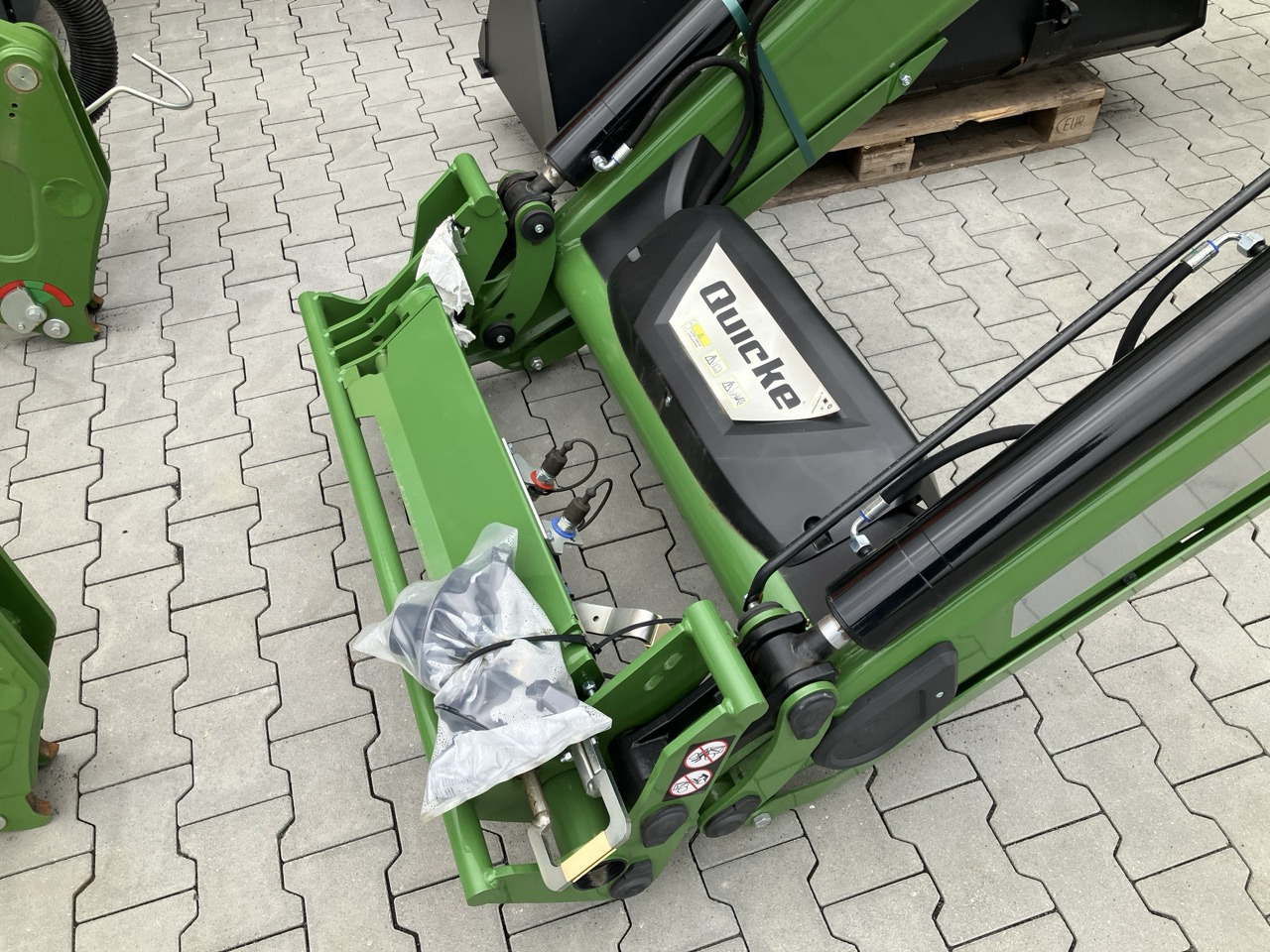 Alö Frontlader Q5 LDM EURO - Prednji utovarivač za traktor: slika Alö Frontlader Q5 LDM EURO - Prednji utovarivač za traktor Alö Frontlader Q5 LDM EURO - Prednji utovarivač za traktor: slika Alö Frontlader Q5 LDM EURO - Prednji utovarivač za traktor