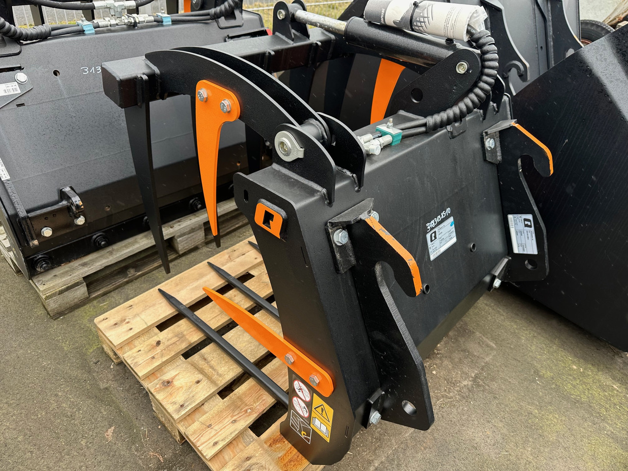 Alö Silograb S 90 BOH M 16 S - Prednji utovarivač za traktor: slika Alö Silograb S 90 BOH M 16 S - Prednji utovarivač za traktor Alö Silograb S 90 BOH M 16 S - Prednji utovarivač za traktor: slika Alö Silograb S 90 BOH M 16 S - Prednji utovarivač za traktor