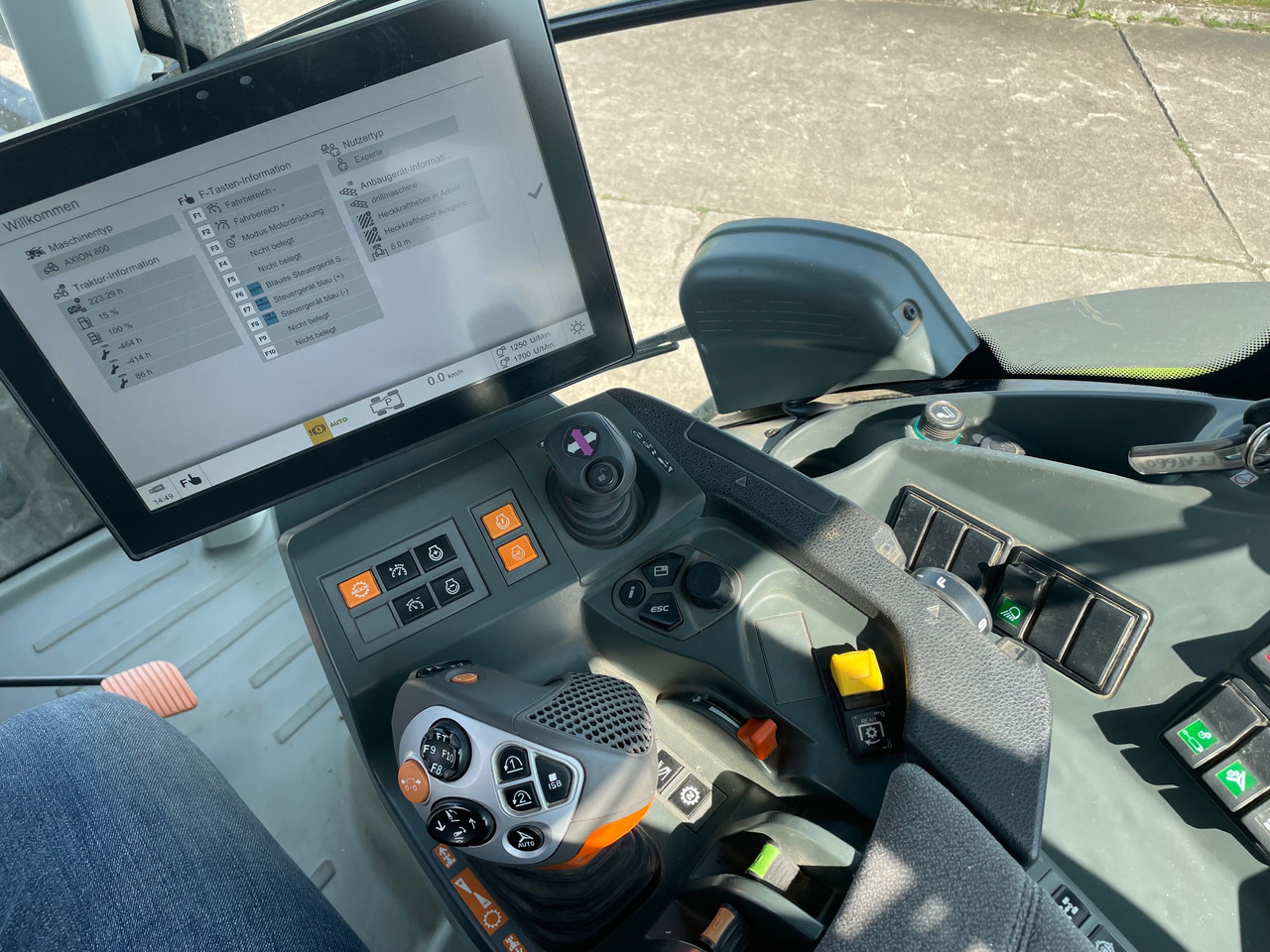 Claas Axion 870 CMATIC - Traktor: slika Claas Axion 870 CMATIC - Traktor Claas Axion 870 CMATIC - Traktor: slika Claas Axion 870 CMATIC - Traktor