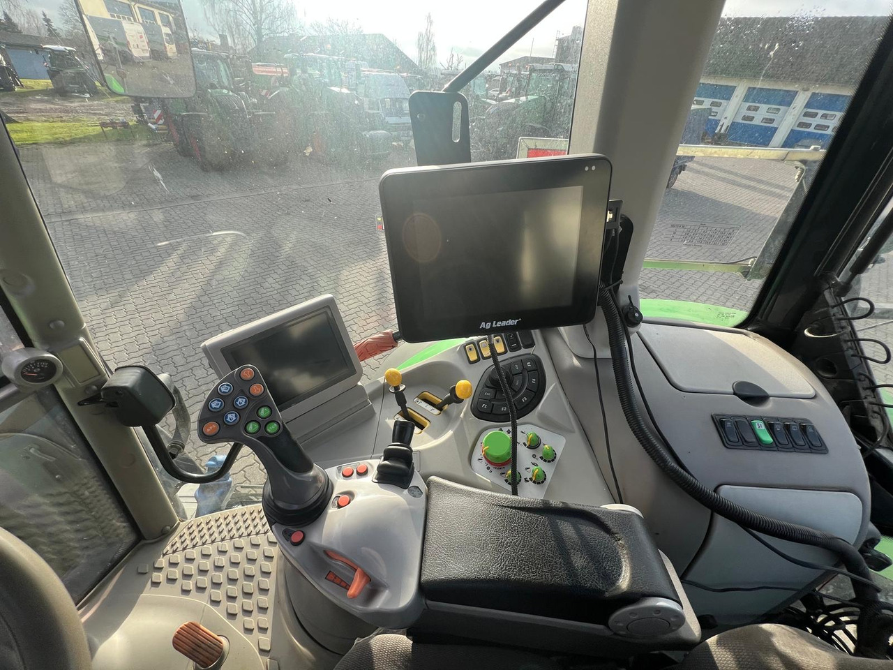 Deutz-Fahr 6210 TTV Serie - Traktor: slika Deutz-Fahr 6210 TTV Serie - Traktor Deutz-Fahr 6210 TTV Serie - Traktor: slika Deutz-Fahr 6210 TTV Serie - Traktor