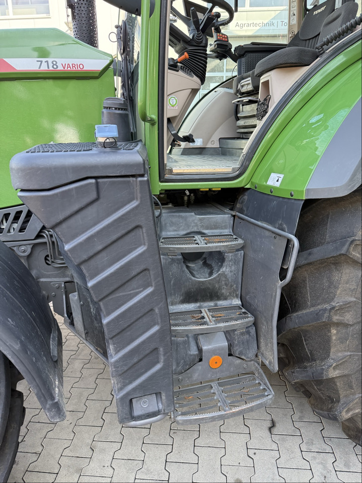 Fendt 718 Vario Gen6 PowerPlus - Traktor: slika Fendt 718 Vario Gen6 PowerPlus - Traktor Fendt 718 Vario Gen6 PowerPlus - Traktor: slika Fendt 718 Vario Gen6 PowerPlus - Traktor