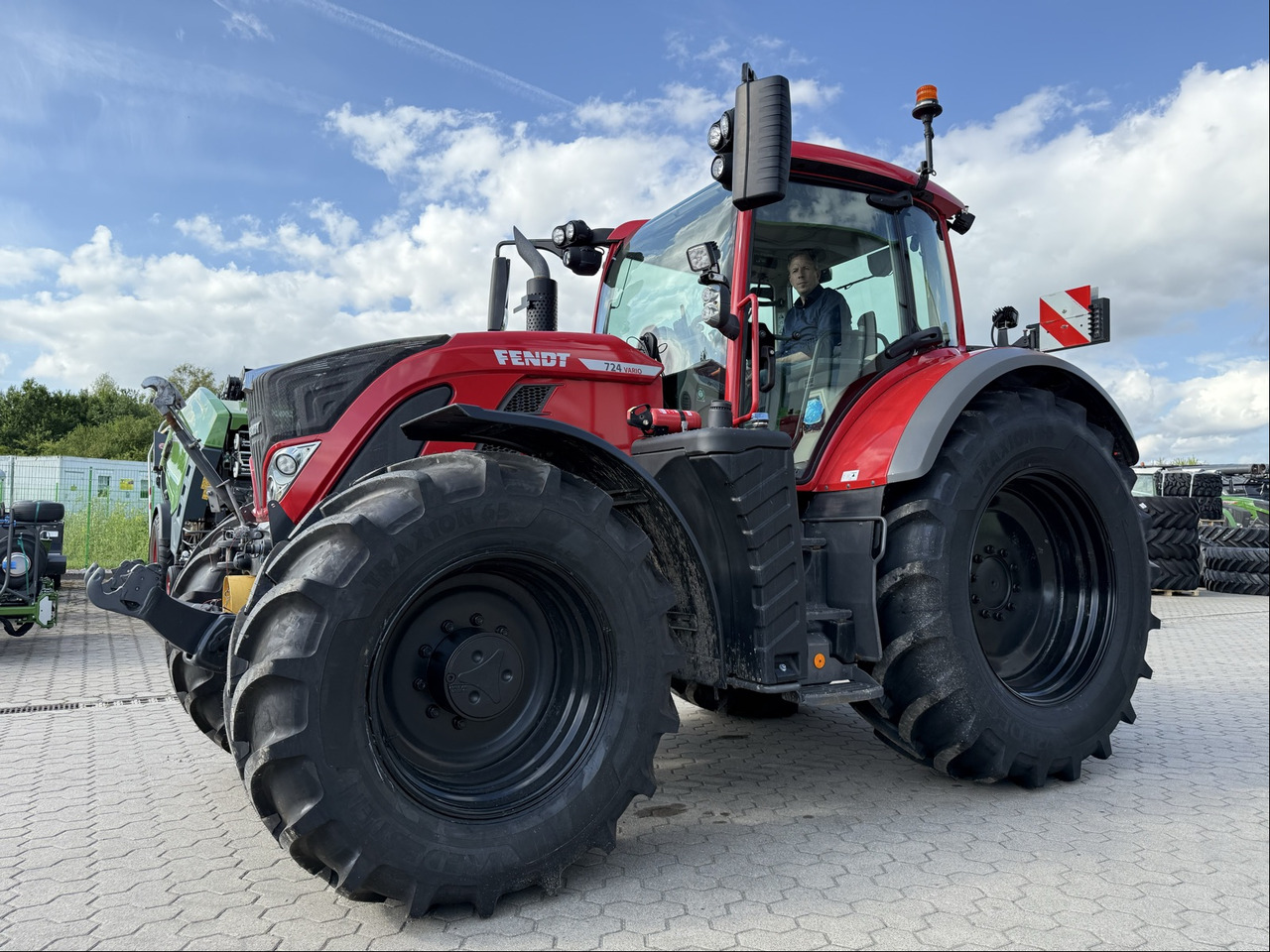 Fendt 724 Vario Gen6 ProfiPlus - Traktor: slika Fendt 724 Vario Gen6 ProfiPlus - Traktor Fendt 724 Vario Gen6 ProfiPlus - Traktor: slika Fendt 724 Vario Gen6 ProfiPlus - Traktor