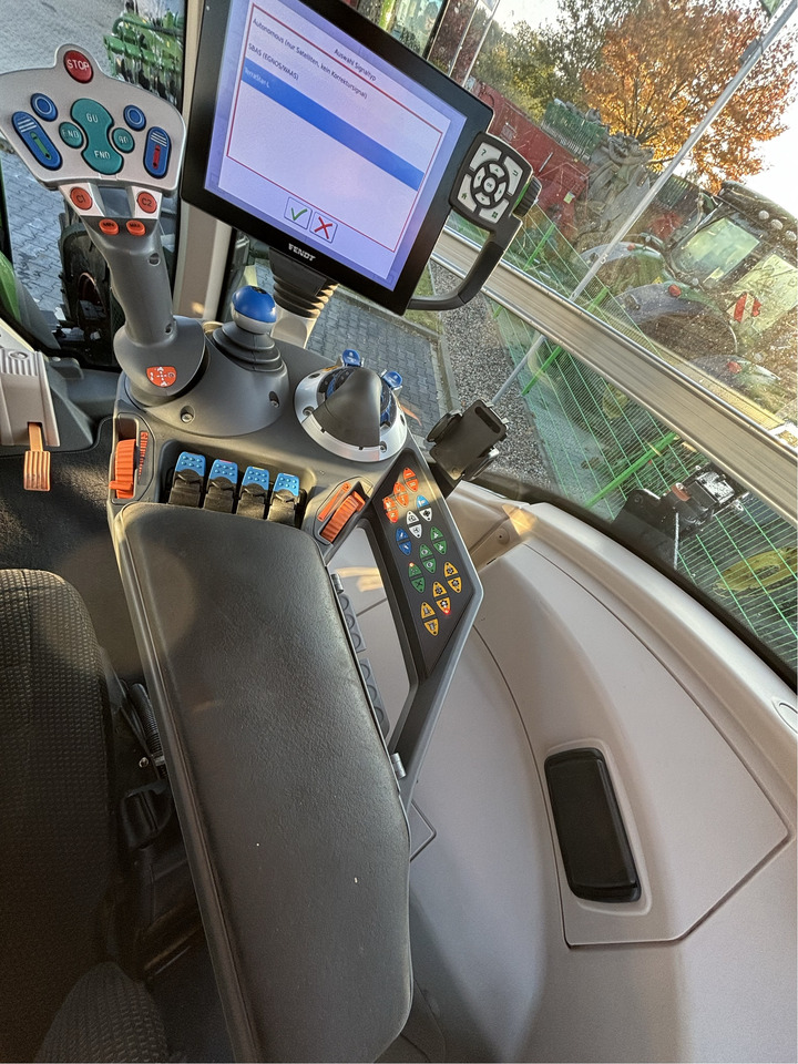 Fendt 826 Vario S4 ProfiPlus - Traktor: slika Fendt 826 Vario S4 ProfiPlus - Traktor Fendt 826 Vario S4 ProfiPlus - Traktor: slika Fendt 826 Vario S4 ProfiPlus - Traktor