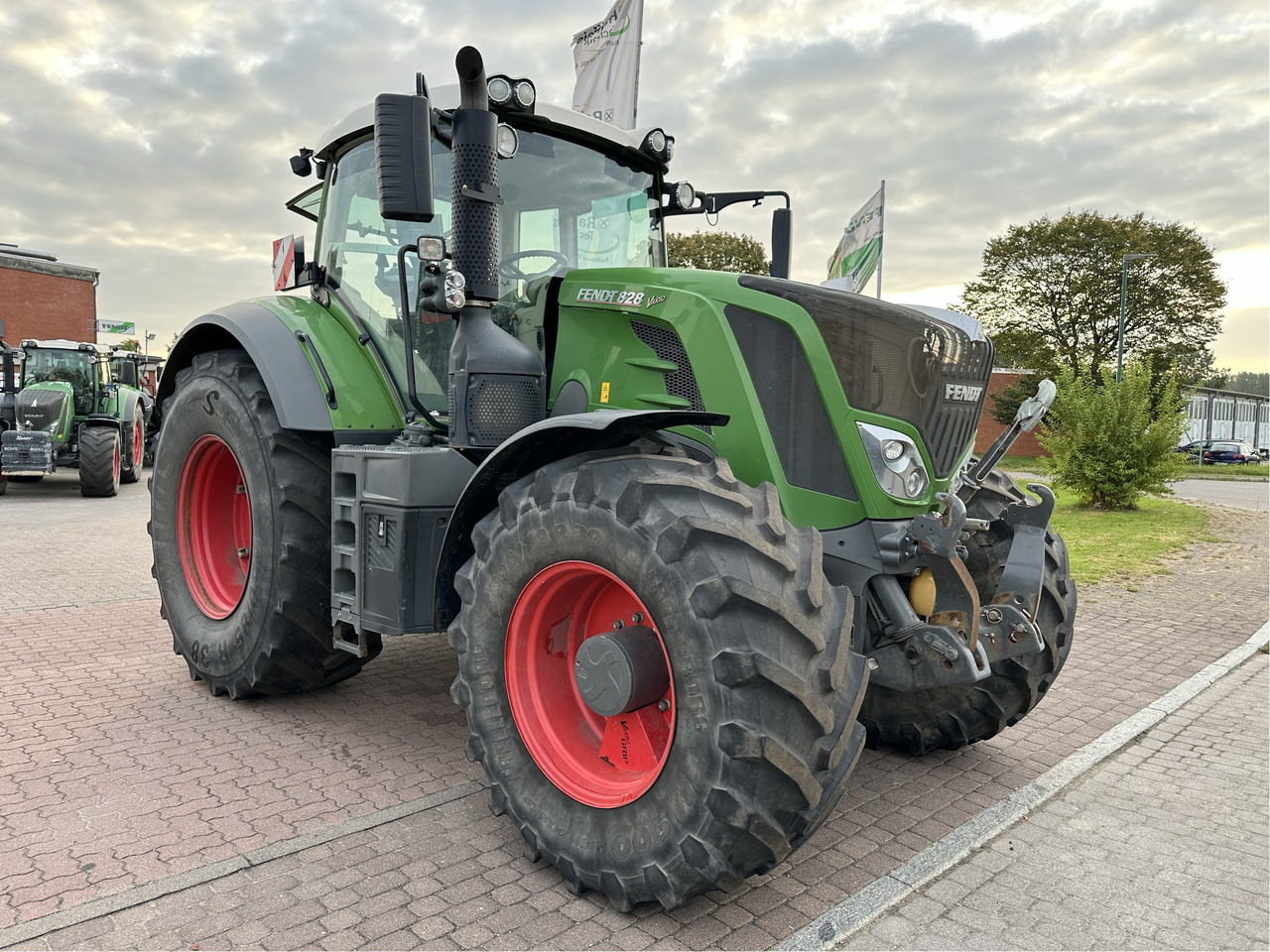 Fendt 828 Vario S4 - Traktor: slika Fendt 828 Vario S4 - Traktor Fendt 828 Vario S4 - Traktor: slika Fendt 828 Vario S4 - Traktor