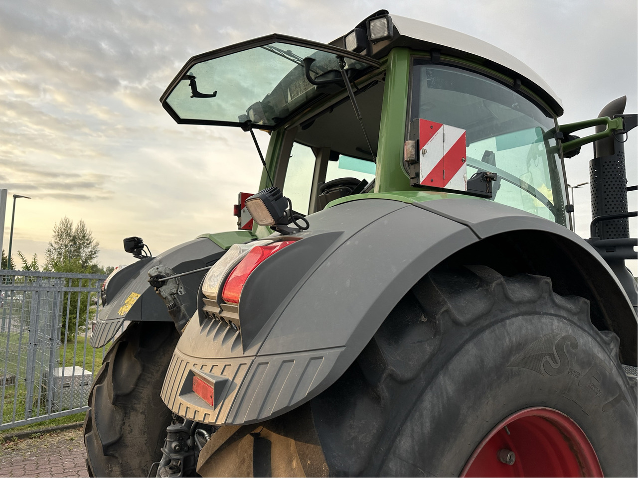 Fendt 828 Vario S4 - Traktor: slika Fendt 828 Vario S4 - Traktor Fendt 828 Vario S4 - Traktor: slika Fendt 828 Vario S4 - Traktor