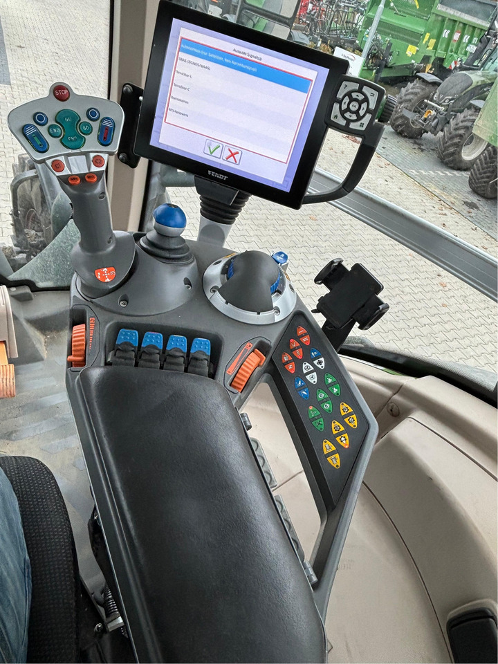 Fendt 828 Vario S4 Profi Plus - Traktor: slika Fendt 828 Vario S4 Profi Plus - Traktor Fendt 828 Vario S4 Profi Plus - Traktor: slika Fendt 828 Vario S4 Profi Plus - Traktor