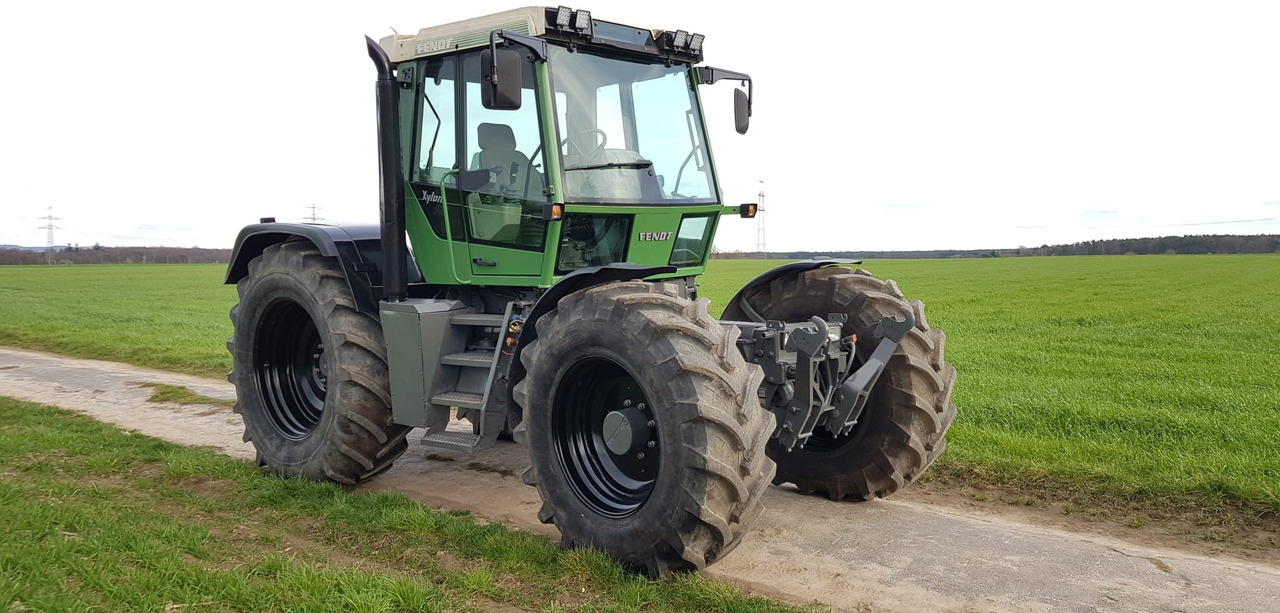 Fendt Xylon 520 - Traktor: slika Fendt Xylon 520 - Traktor Fendt Xylon 520 - Traktor: slika Fendt Xylon 520 - Traktor