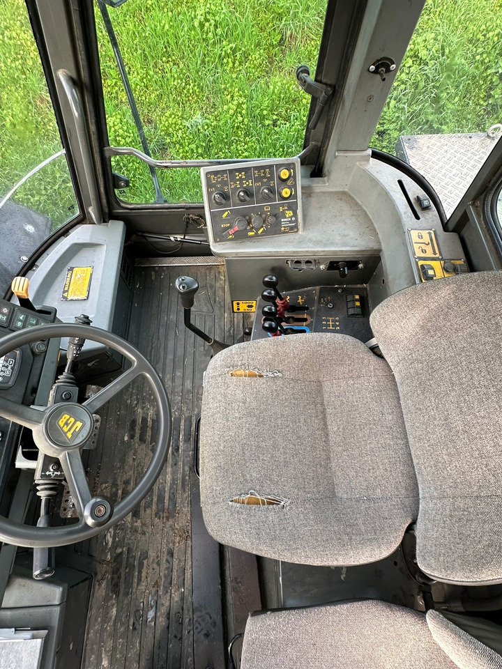 JCB Fastrac - Traktor: slika JCB Fastrac - Traktor JCB Fastrac - Traktor: slika JCB Fastrac - Traktor