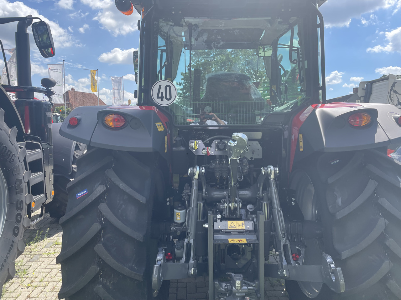 Massey Ferguson 5711M Dyna-4 4WD Cab - Traktor: slika Massey Ferguson 5711M Dyna-4 4WD Cab - Traktor Massey Ferguson 5711M Dyna-4 4WD Cab - Traktor: slika Massey Ferguson 5711M Dyna-4 4WD Cab - Traktor