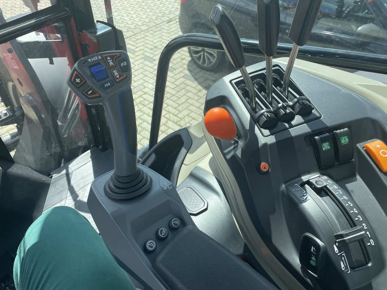 Massey Ferguson 5711M Dyna-4 4WD Cab - Traktor: slika Massey Ferguson 5711M Dyna-4 4WD Cab - Traktor Massey Ferguson 5711M Dyna-4 4WD Cab - Traktor: slika Massey Ferguson 5711M Dyna-4 4WD Cab - Traktor
