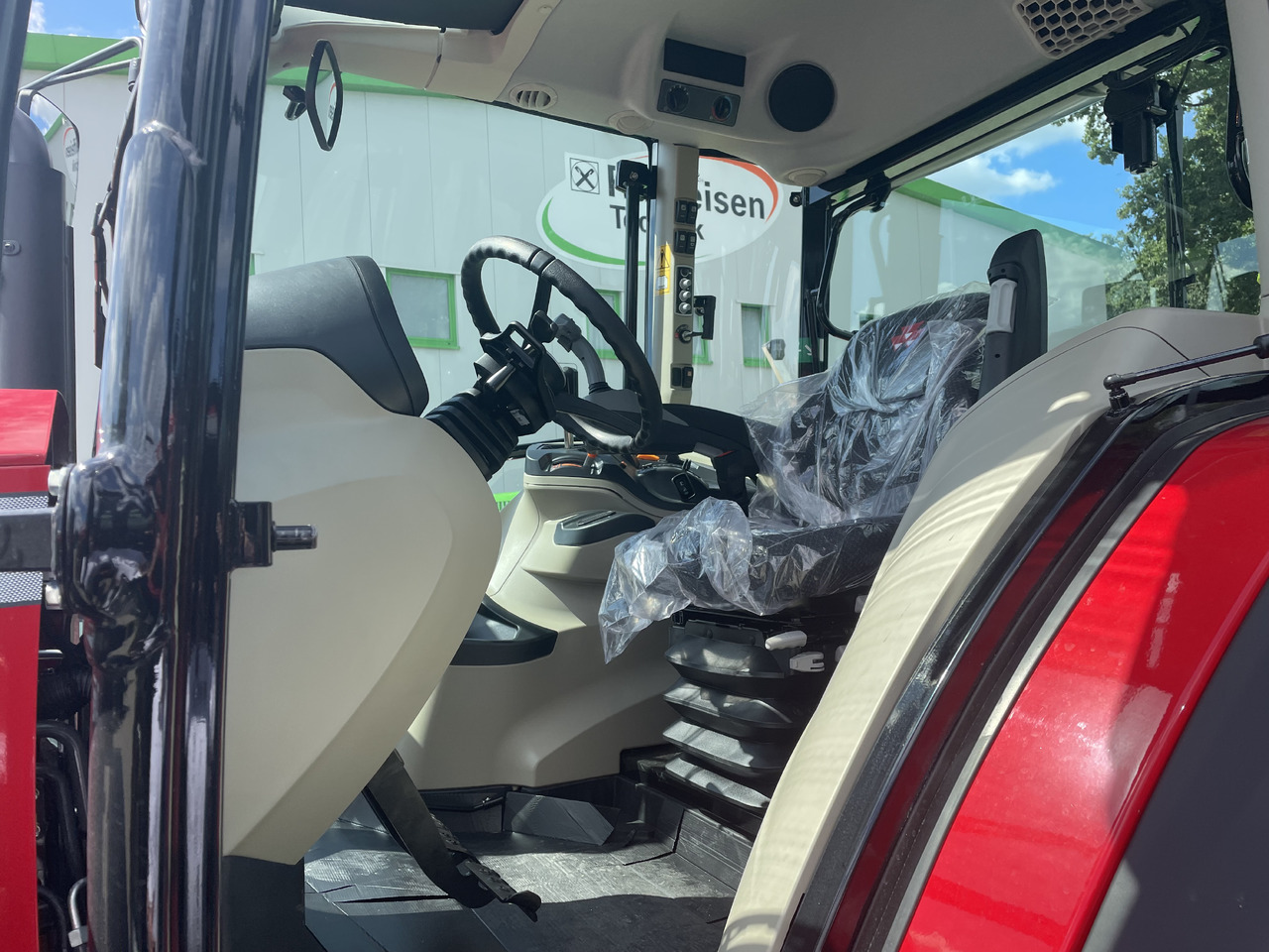 Massey Ferguson 5711M Dyna-4 4WD Cab - Traktor: slika Massey Ferguson 5711M Dyna-4 4WD Cab - Traktor Massey Ferguson 5711M Dyna-4 4WD Cab - Traktor: slika Massey Ferguson 5711M Dyna-4 4WD Cab - Traktor