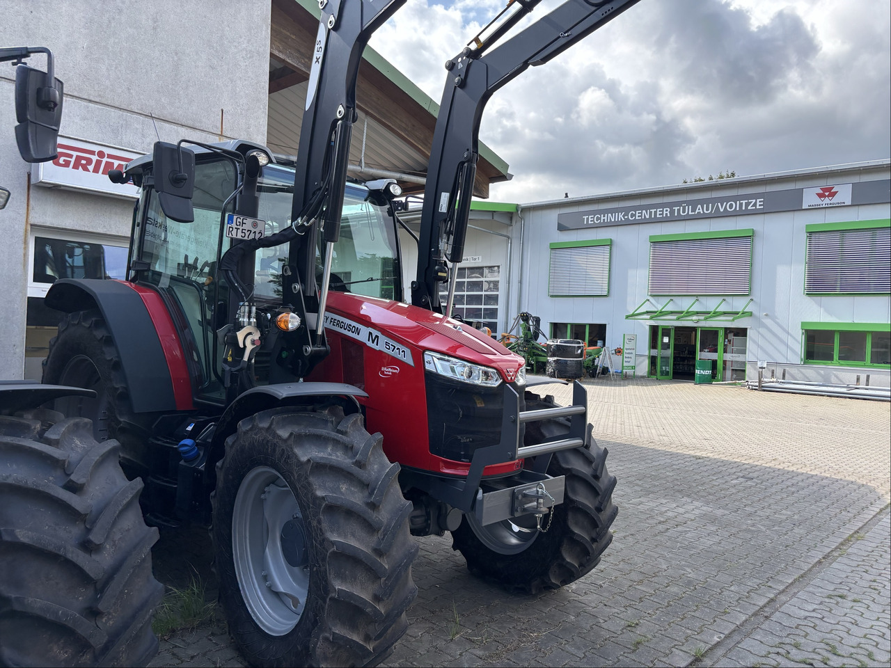 Massey Ferguson 5711M Dyna-4 4WD Cab - Traktor: slika Massey Ferguson 5711M Dyna-4 4WD Cab - Traktor Massey Ferguson 5711M Dyna-4 4WD Cab - Traktor: slika Massey Ferguson 5711M Dyna-4 4WD Cab - Traktor