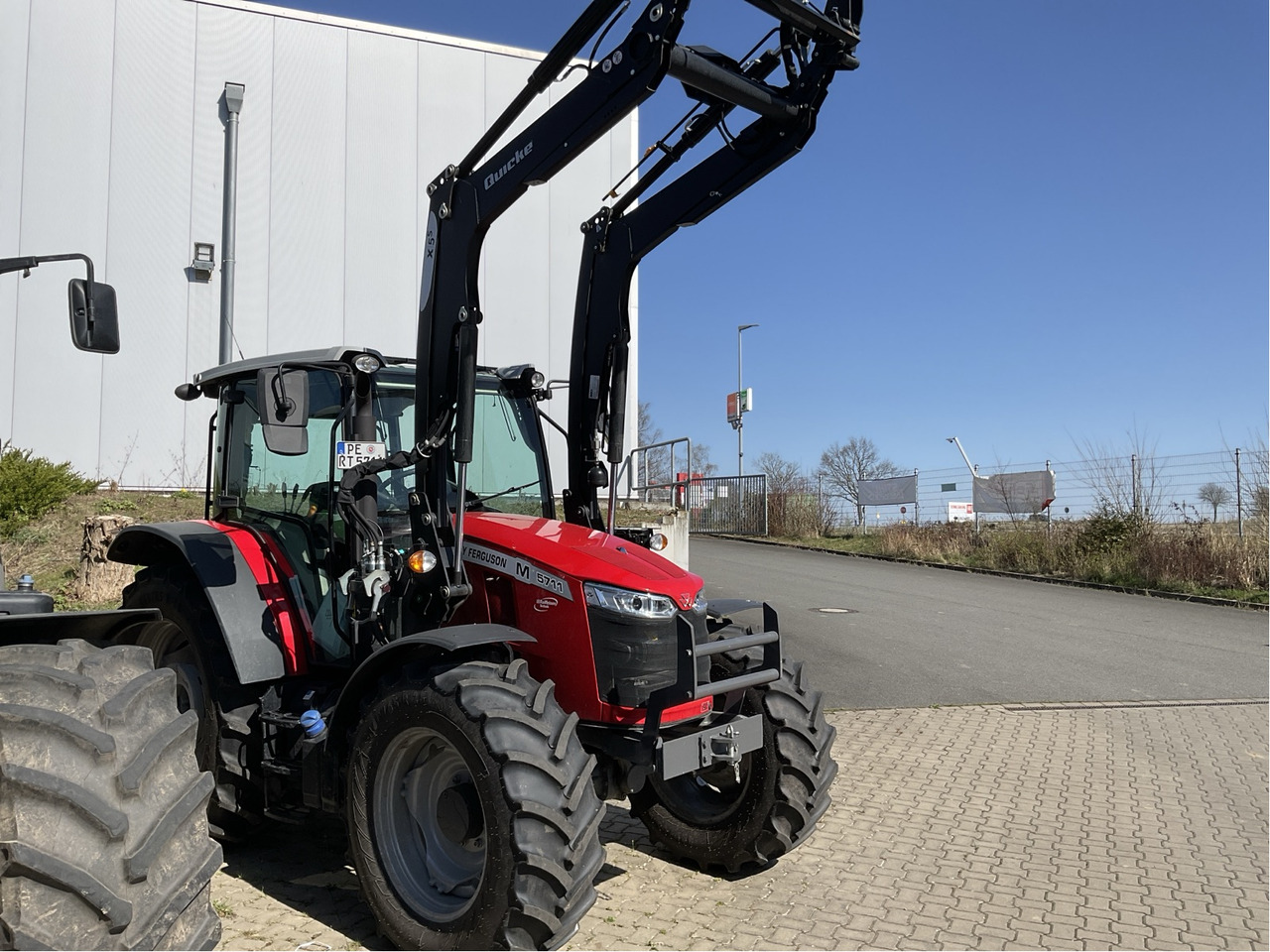 Massey Ferguson 5711M Dyna4 4WD Cab Esse - Traktor: slika Massey Ferguson 5711M Dyna4 4WD Cab Esse - Traktor Massey Ferguson 5711M Dyna4 4WD Cab Esse - Traktor: slika Massey Ferguson 5711M Dyna4 4WD Cab Esse - Traktor