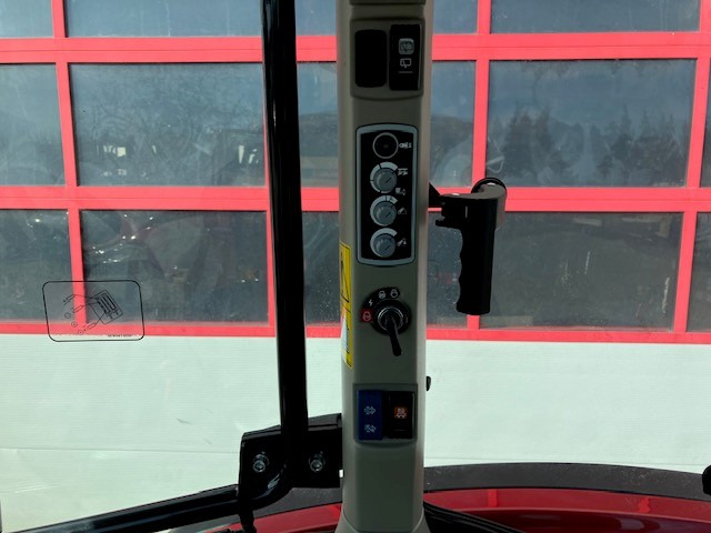 Massey Ferguson 5712 M 4WD Cab Essential - Traktor: slika Massey Ferguson 5712 M 4WD Cab Essential - Traktor Massey Ferguson 5712 M 4WD Cab Essential - Traktor: slika Massey Ferguson 5712 M 4WD Cab Essential - Traktor