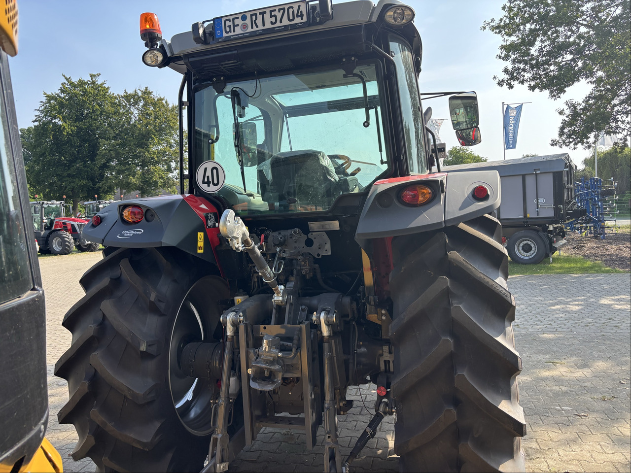 Massey Ferguson 5712M 4WD Cab Essential - Traktor: slika Massey Ferguson 5712M 4WD Cab Essential - Traktor Massey Ferguson 5712M 4WD Cab Essential - Traktor: slika Massey Ferguson 5712M 4WD Cab Essential - Traktor