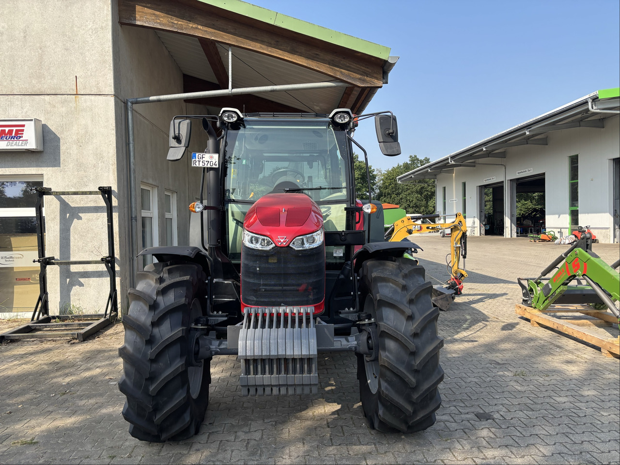 Massey Ferguson 5712M 4WD Cab Essential - Traktor: slika Massey Ferguson 5712M 4WD Cab Essential - Traktor Massey Ferguson 5712M 4WD Cab Essential - Traktor: slika Massey Ferguson 5712M 4WD Cab Essential - Traktor