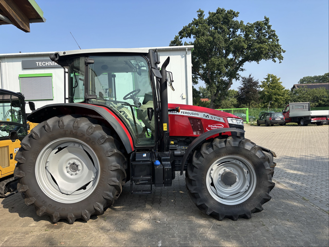 Massey Ferguson 5712M 4WD Cab Essential - Traktor: slika Massey Ferguson 5712M 4WD Cab Essential - Traktor Massey Ferguson 5712M 4WD Cab Essential - Traktor: slika Massey Ferguson 5712M 4WD Cab Essential - Traktor